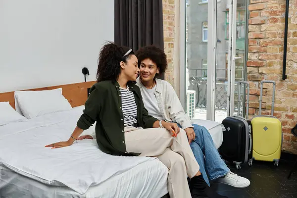 A happy couple shares intimate moments while relaxing in their cozy hotel room during their travels. — Stock Photo