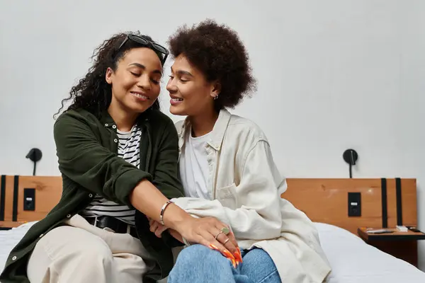 A happy couple shares laughter and affection while relaxing together in their cozy hotel room. — Stock Photo