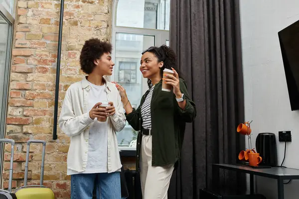 Un couple heureux partage des moments chaleureux et des rires tout en se relaxant dans leur chambre d'hôtel. — Photo de stock