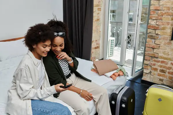 An excited couple shares laughter and love while exploring their hotel room. — Stock Photo