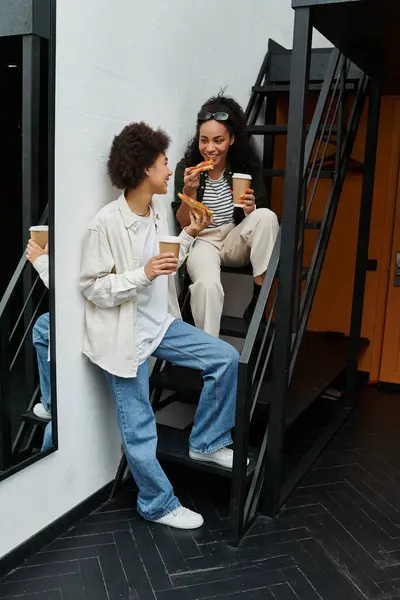 Couple shares laughter and delicious snacks while relaxing in their cozy hotel room. — Stock Photo