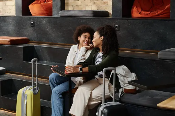 A joyful couple shares a moment in the hostel, ready for their adventure together. — Stock Photo