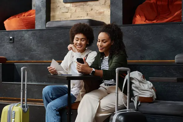 Two happy travelers enjoy trip, excited for their adventure ahead. — Stock Photo