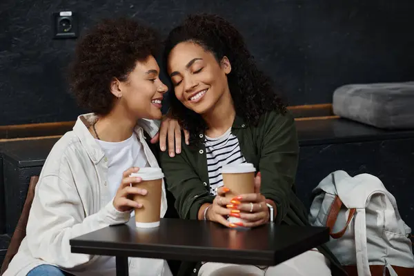 A happy couple warmly interacts at a hostel cafe, excited for their travel adventure together. — Stock Photo