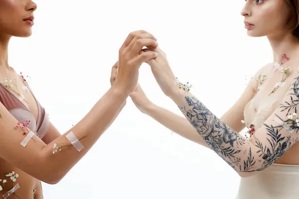 A loving couple shares a warm embrace, adorned with delicate flowers. — Stock Photo