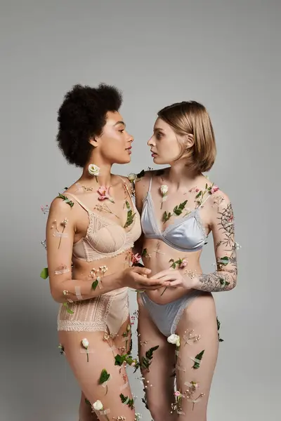 A loving couple shares a tender moment adorned with delicate flowers. — Stock Photo