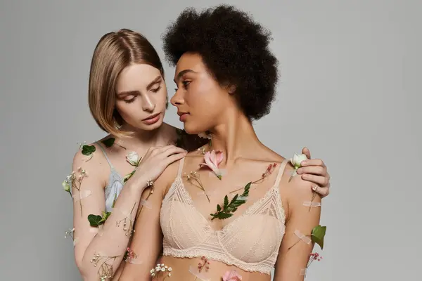 Un beau couple profite d'un moment tendre orné de fleurs délicates. — Photo de stock