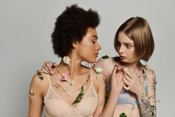 A loving couple shares an intimate moment, surrounded by floral beauty. — Stock Photo