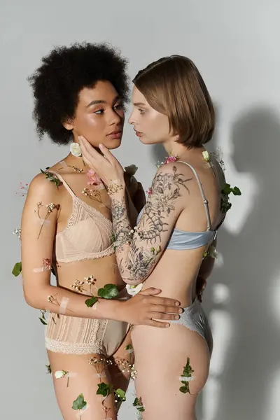 A loving couple shares a tender moment adorned with floral embellishments. — Stock Photo