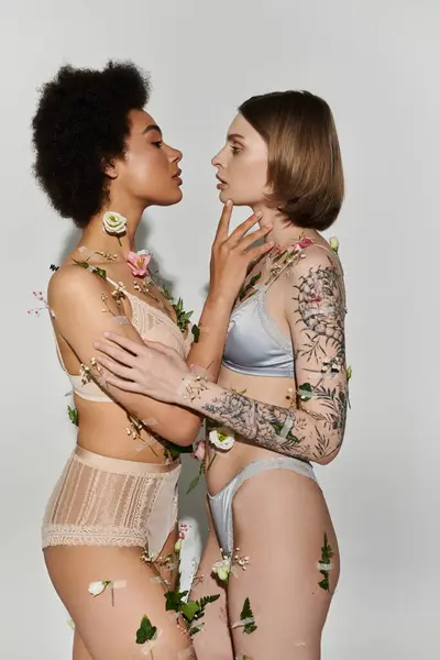 Un couple aimant partage un moment tendre au milieu des ornements floraux. — Photo de stock