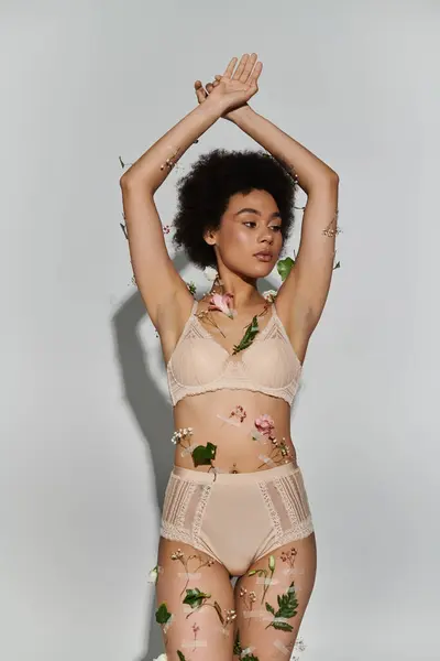 Mulher americana africana sedutora com belas plantas em seu corpo e roupa interior. — Fotografia de Stock