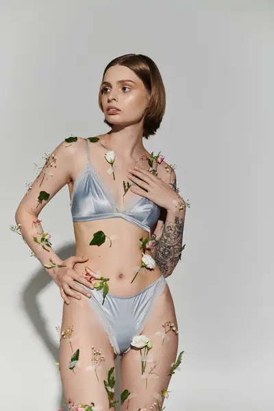 Hermosa mujer con plantas en su cuerpo usando ropa interior. - foto de stock
