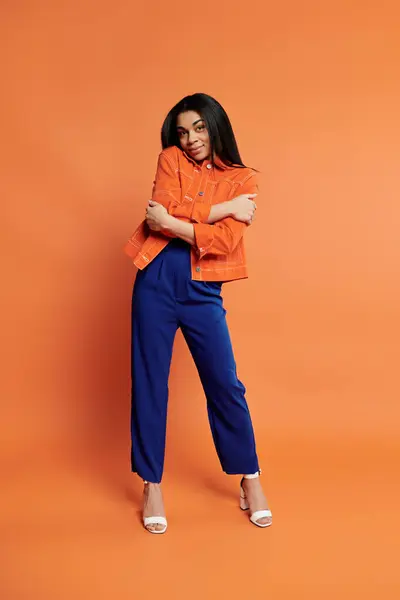 A stylish woman exudes confidence in her colorful ensemble. — Stock Photo