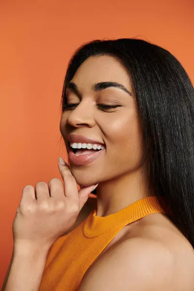 Um momento alegre capturado com uma mulher deslumbrante mostrando seu sorriso radiante. — Fotografia de Stock