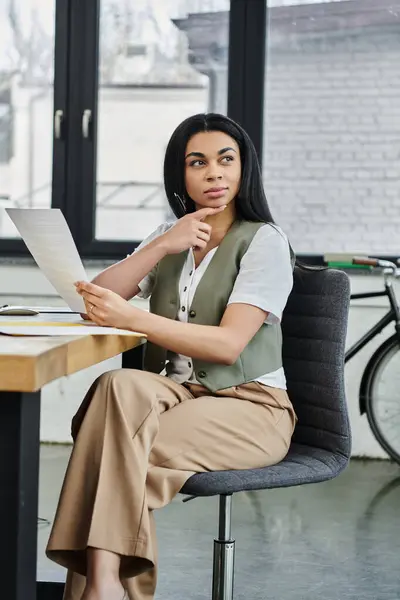 Besinnlicher Moment in einem modernen Büro bei der Sichtung wichtiger Dokumente. — Stockfoto