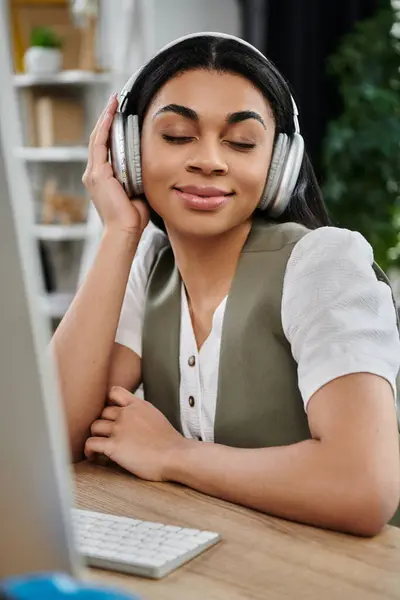 Relaxed moment embracing music in a cozy home workspace. — Stock Photo