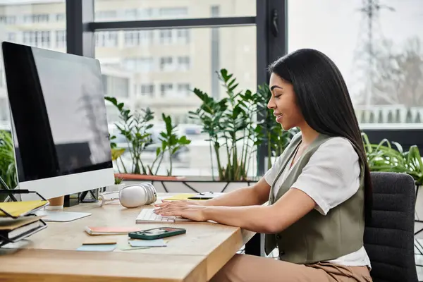 Espaço de trabalho brilhante e sereno com uma mulher envolvida em digitação focada. — Fotografia de Stock