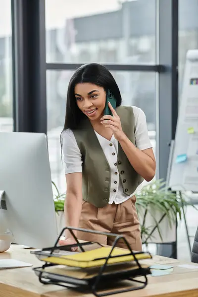 Uma mulher profissional se conecta em uma chamada móvel, enquanto focada em seu trabalho. — Stock Photo