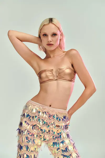 Model elegantly presents a unique fashion look with shimmering details. — Stock Photo