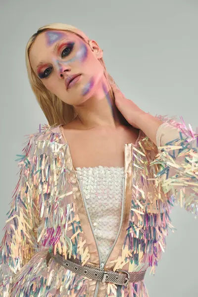 Una joven muestra su atuendo holográfico de moda con maquillaje artístico. — Stock Photo
