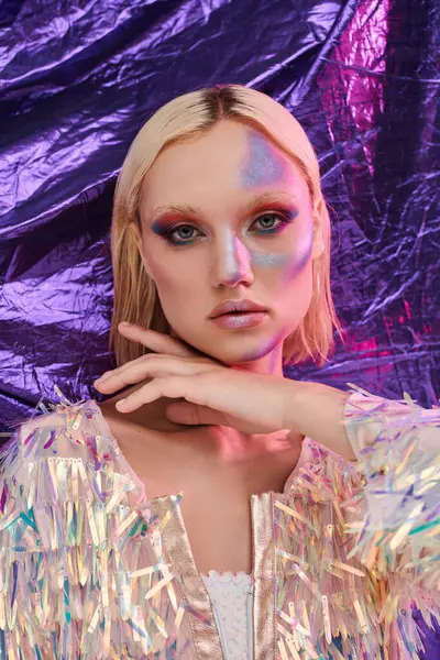 A beautiful young woman poses elegantly with holographic attire. — Stock Photo