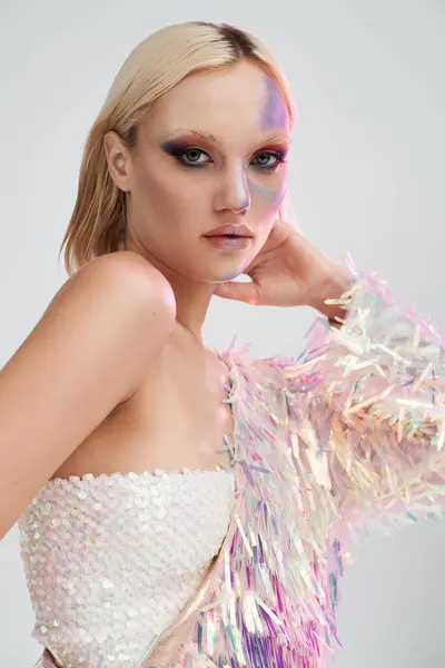 A stunning woman poses confidently in fashionable attire adorned with iridescent details. — Stock Photo