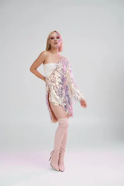 A young woman showcases her chic holographic outfit with poise and confidence. — Stock Photo