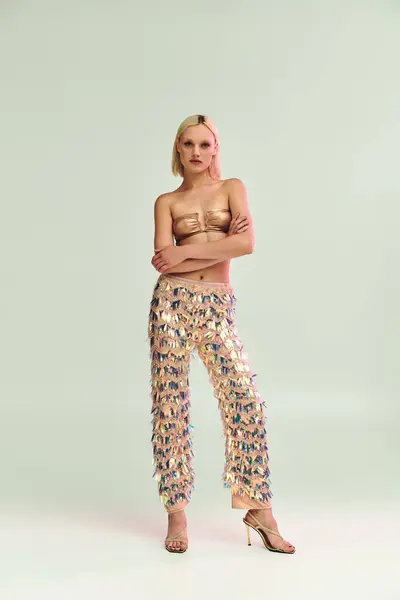 Une jeune femme élégante présente sa tenue holographique avec confiance. — Photo de stock