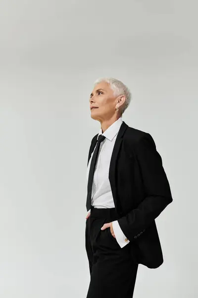 A sophisticated woman stands poised, exuding confidence and style. — Stock Photo
