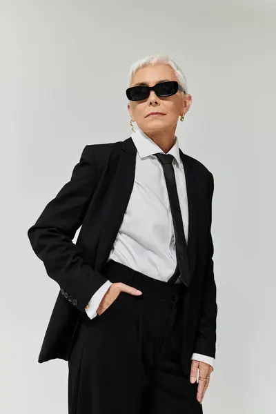 A confident woman showcases her chic style with flair and elegance. — Stock Photo