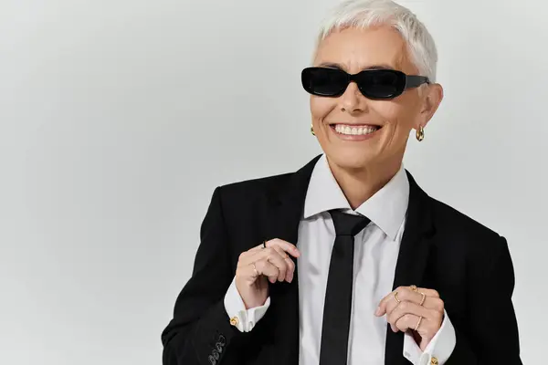 A confident woman with short hair showcases her chic style and radiant smile. — Stock Photo
