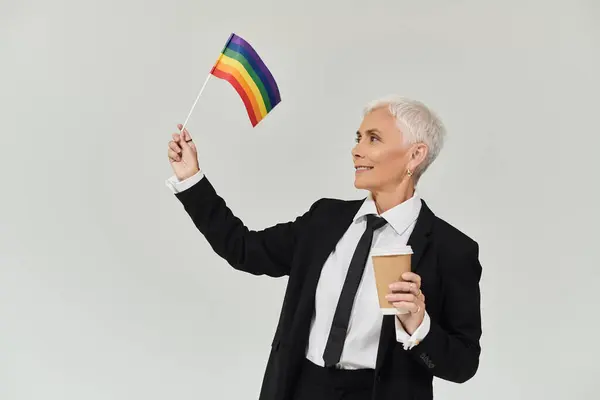 Радісне святкування гордості з веселкою прапором і кавою в руці. — Stock Photo