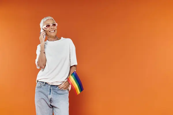 A confident woman enjoys a lively chat while embracing her unique style. — Stock Photo