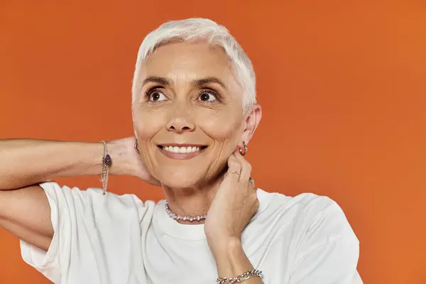 A trendy mature woman showcases her unique style and joy. — Stock Photo