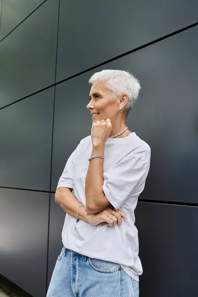 Eine selbstbewusste Frau mit kurzen Haaren genießt einen Moment der Freude in einem schicken Outfit. — Stockfoto