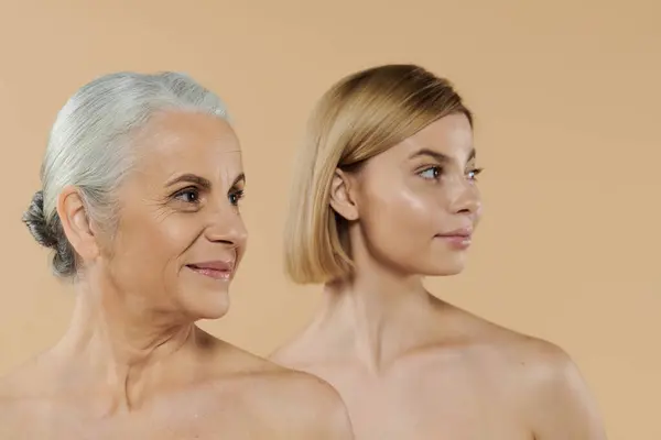 A mature woman stands with her adult daughter, sharing a joyful connection. — Stock Photo