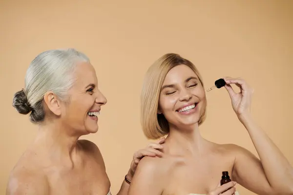 Duas mulheres compartilham risos enquanto realçam sua beleza natural juntas. — Fotografia de Stock