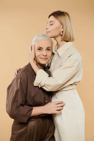 Дочь обнимает свою мать, демонстрируя свою любовь. — стоковое фото