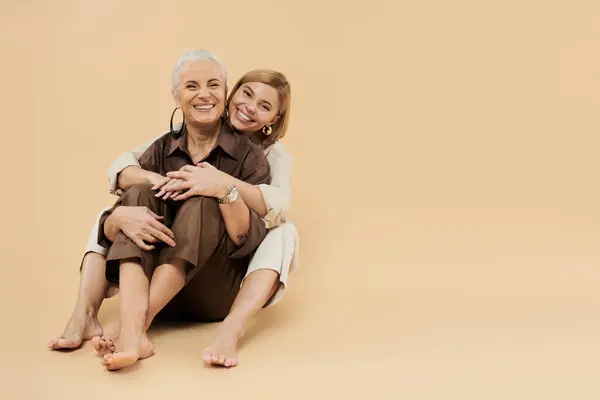 A mature woman and her daughter share a heartwarming embrace. — Stock Photo