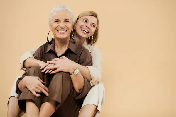 A mature woman and her daughter share smiles and laughter in a cozy moment. — Stock Photo