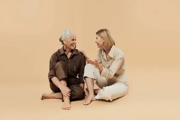 A mother and daughter share laughter and conversation in a warm atmosphere. — Stock Photo