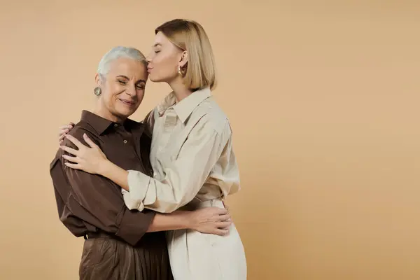 Un moment joyeux partagé entre une mère et sa fille, remplie d'amour. — Photo de stock