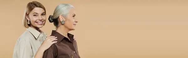 Una mujer madura y su hija adulta comparten un momento cálido juntos. — Stock Photo