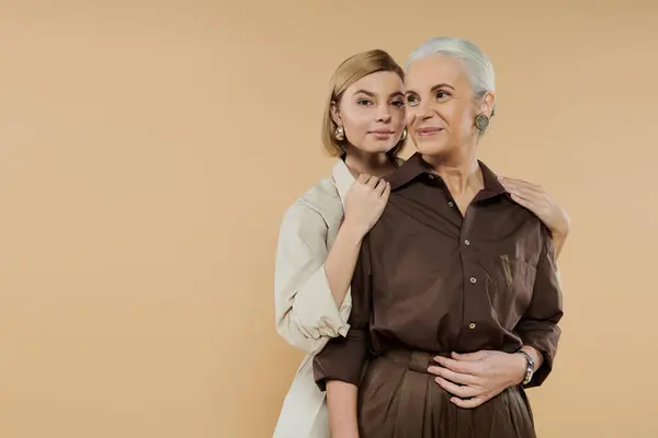 A mature woman and her adult daughter share a loving embrace, radiating joy. — Stock Photo