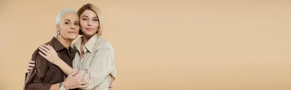 Люблячий момент між матір'ю і донькою. — Stock Photo