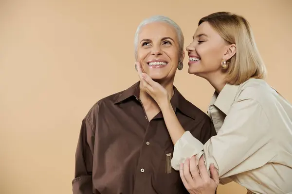 Eine Tochter teilt freudig einen zärtlichen Moment mit ihrer Mutter. — Stockfoto