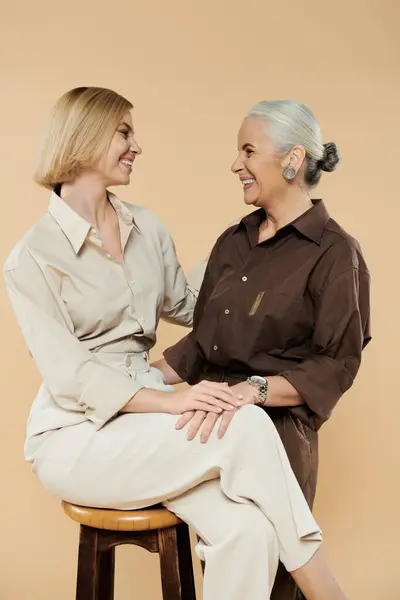A mature woman and her adult daughter share a heartwarming smile together. — Stock Photo