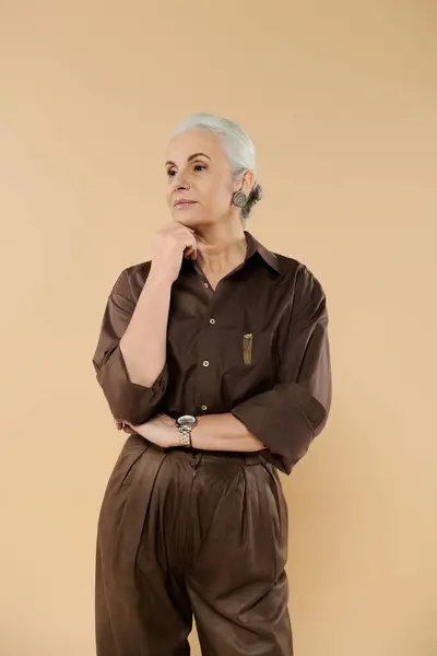 A thoughtful woman posing on pastel backdrop. — Stock Photo