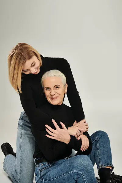 A woman and her daughter share a warm embrace and joyful laughter. — Stock Photo