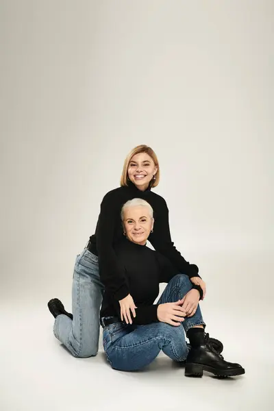 A joyful interaction between a mother and daughter, sharing a beautiful moment. — Stock Photo